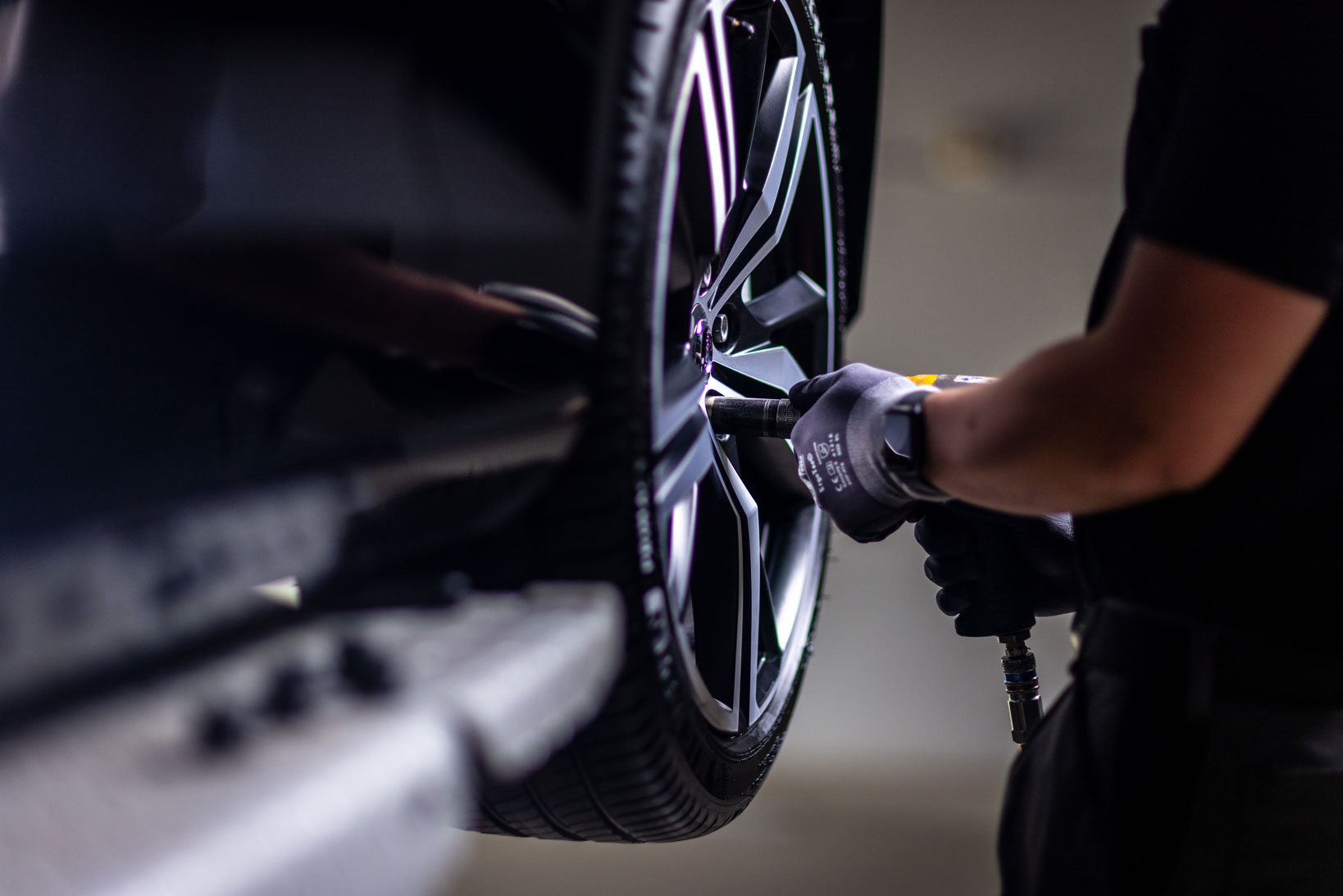 Mekaniker som skruvar fast ett däck efter hjulskifte