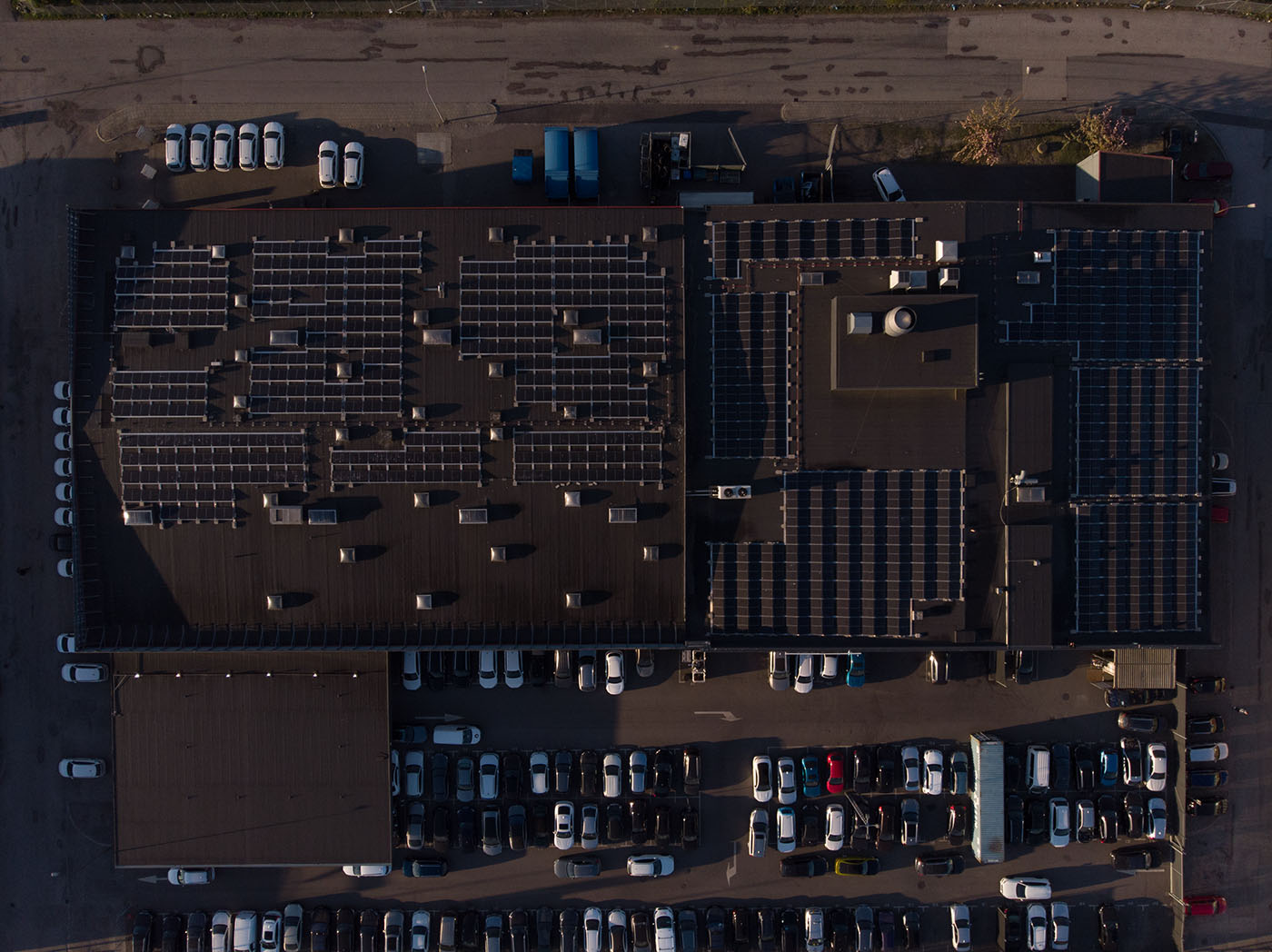 Drönarbild över Mechanum Malmös anläggningstak med solceller