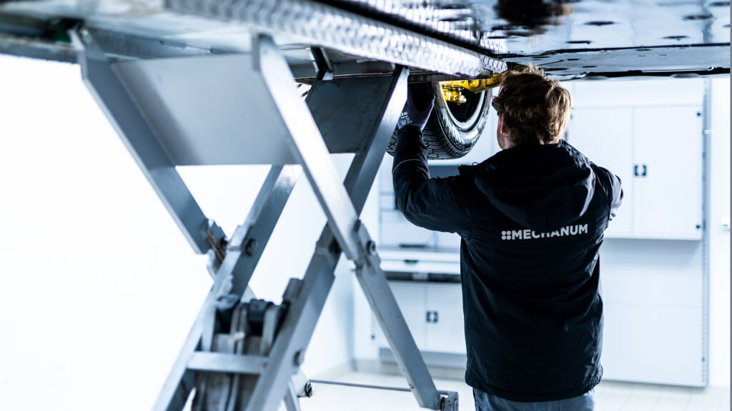 Verkstadstekniker på Mechanum utför service på en bil