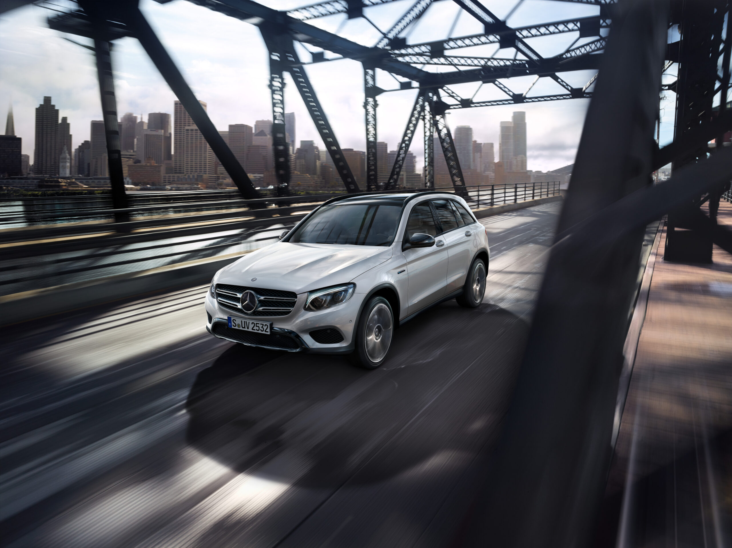 Mercedes-Benz kör på bro
