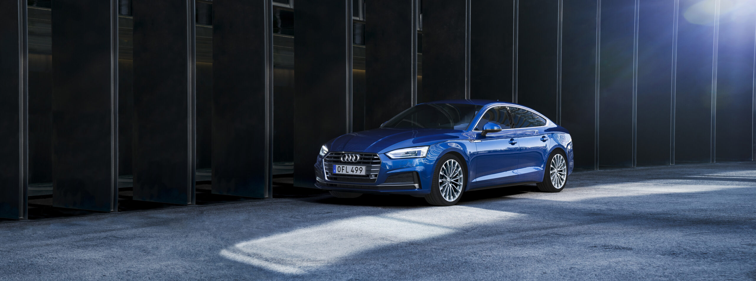 Blå Audi parkerad