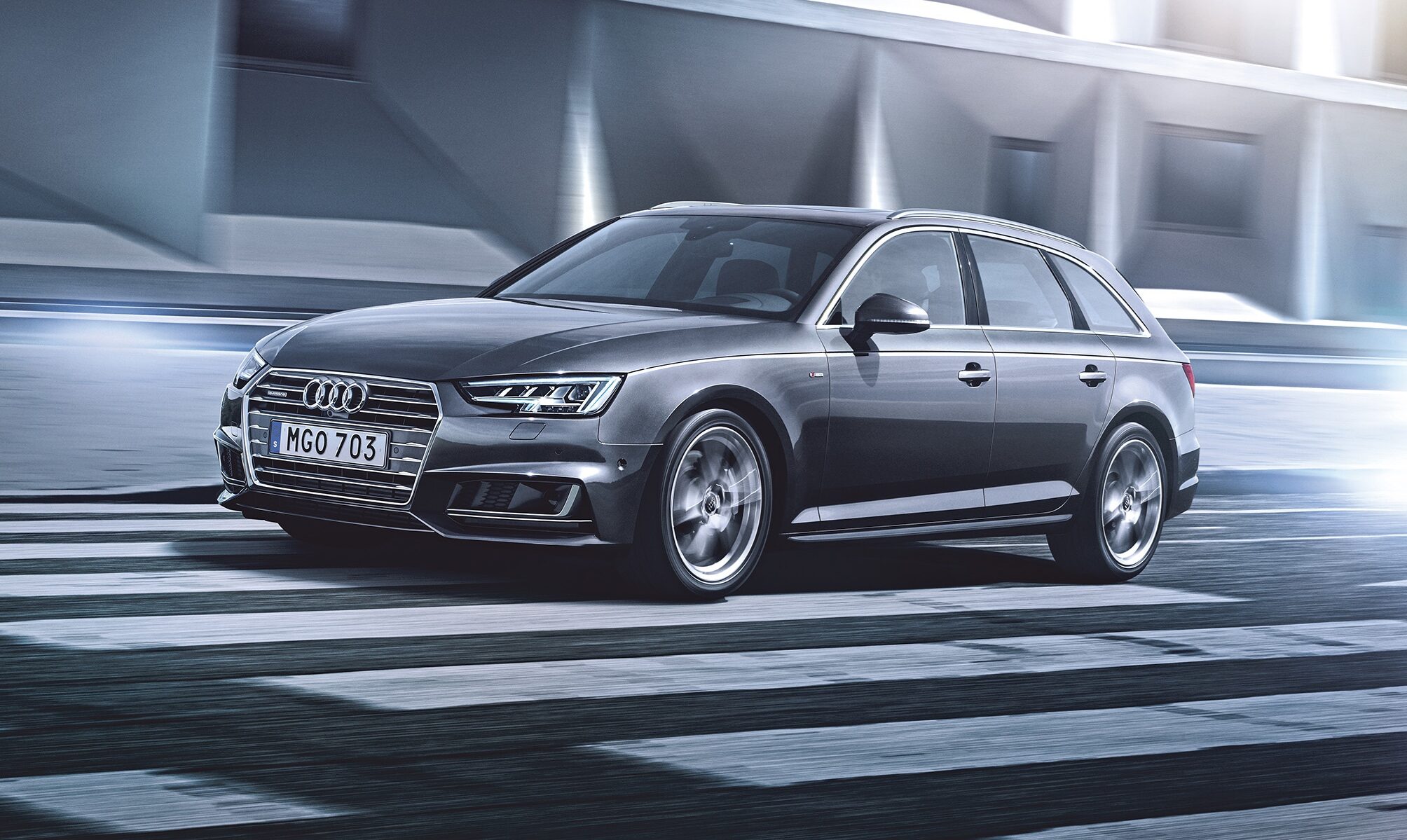 Grå Audi på väg