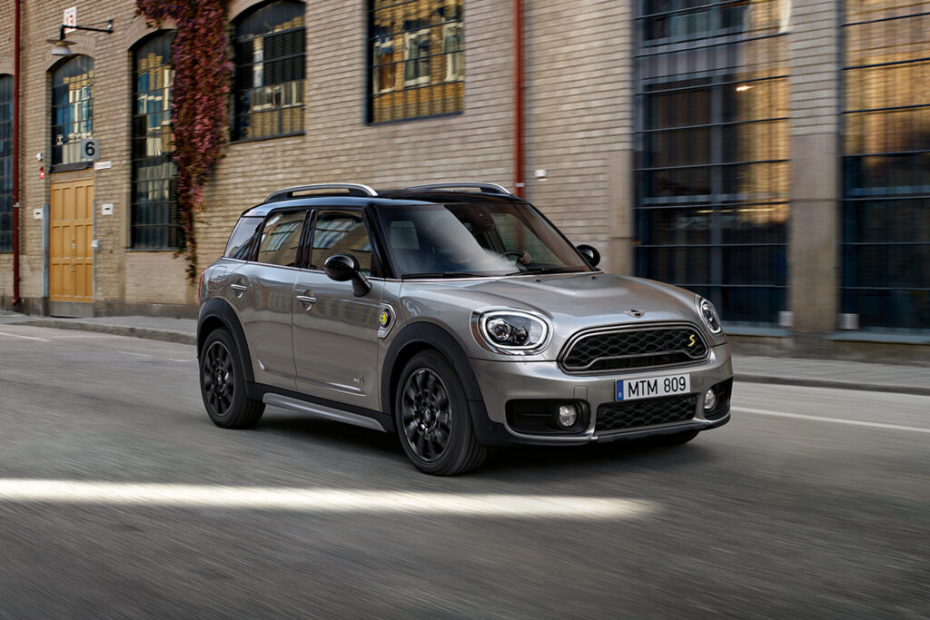 MINI Cooper kör på gata i stad