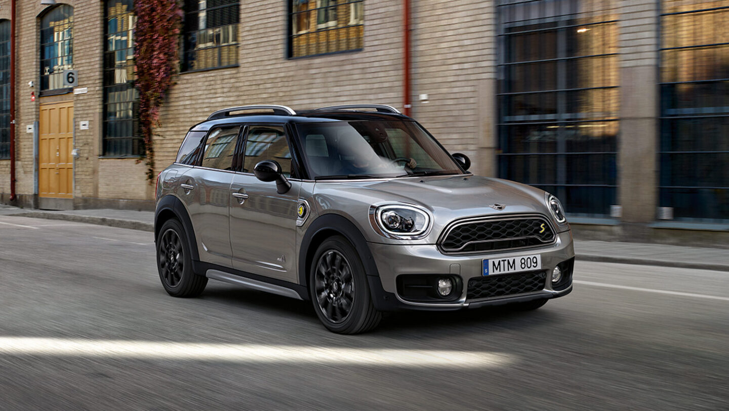 MINI Cooper kör på gata i stad