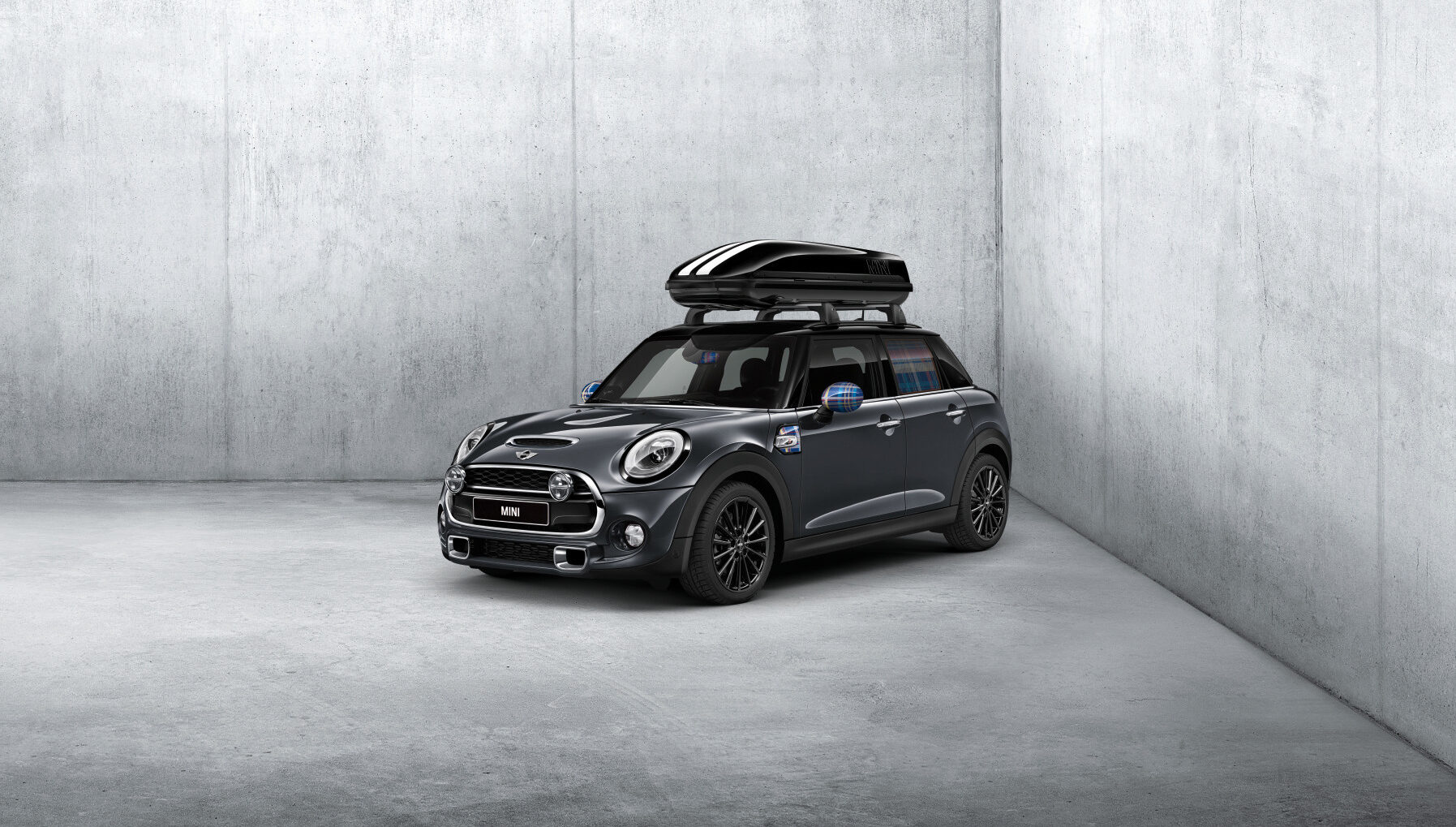 Parkerad MINI med takbox