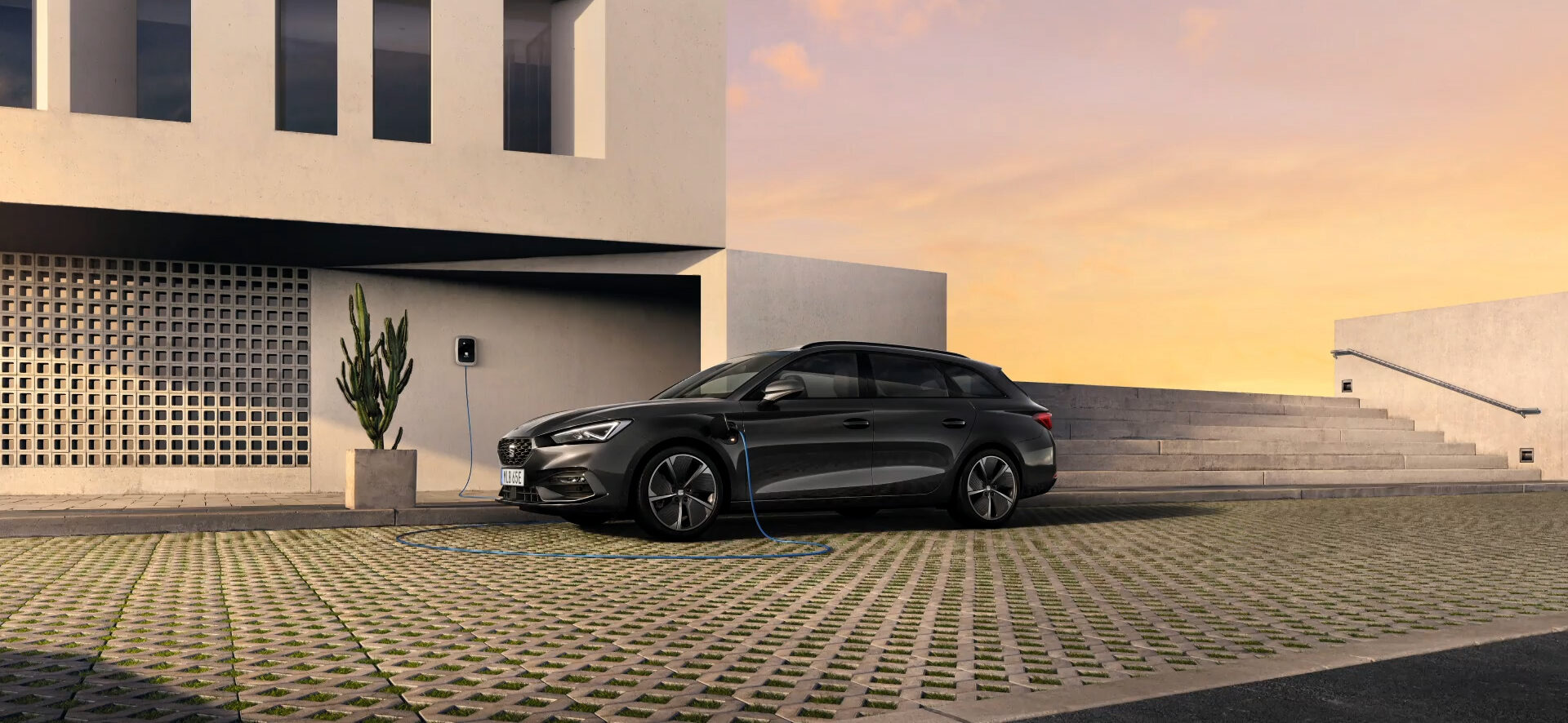 SEAT parkerad i solnedgången