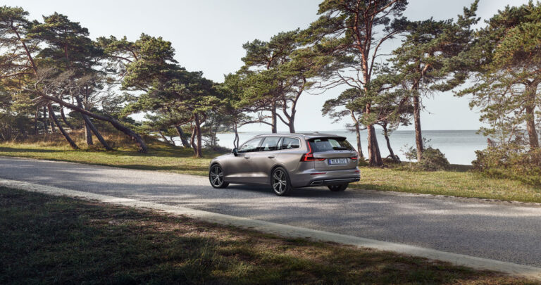 En Volvo på en väg vid vattnet