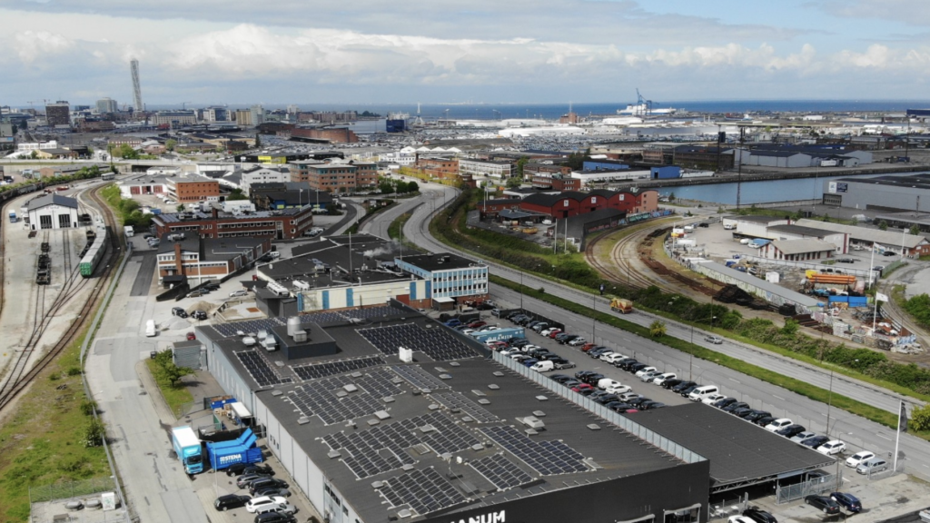 malmo-solpaneler Malmö anläggningen sett ovanifrån med solpaneler på taket