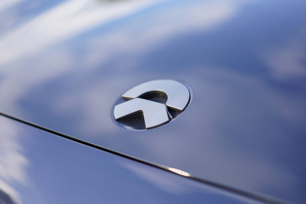 NIO logotyp på motorhuv