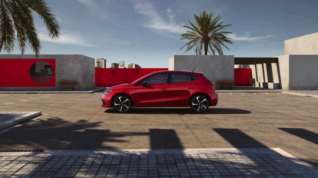 Seat Ibiza parkerad på en gata med palmer